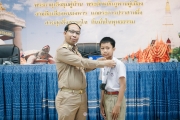 นายชูศักดิ์ รู้ยิ่ง ผู้ว่าราชการจังหวัดสกลนคร เป็นตัวแทนของชาวจังหวัดสกลนคร มอบเหรียญรางวัลให้แก่ เด็กชายชิษณุพงค์ เชื้อคมตา นักเรียนระดับชั้นประถมศึกษาปีที่ 6 โรงเรียนอนุบาลสกลนคร